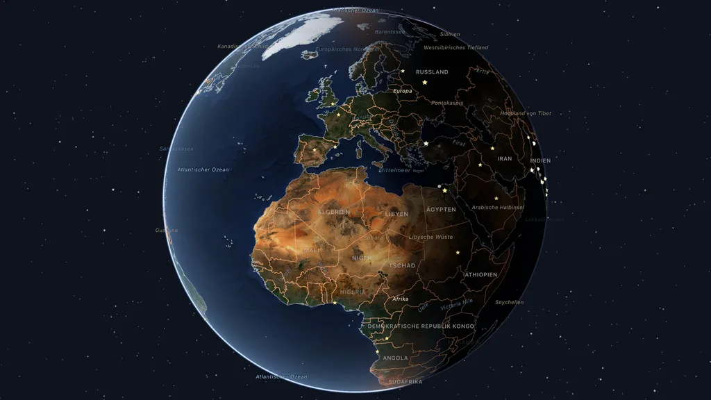 Die Erde in Kugelblitz mit Europa und Afrika im Tageslicht, über Asien ist schon Nacht.