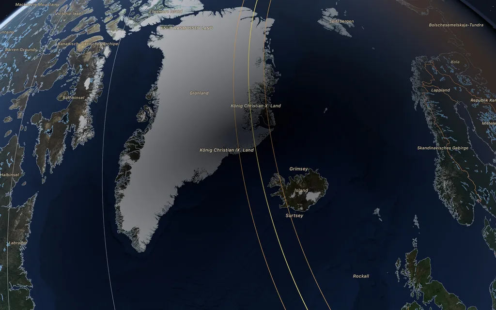 Die totale Sonnenfinsternis vom 12. August 2026, der Schatten des Mondes auf der Ostküste Grönlands, dazu die Zentrallinie, die Grenzen der Totalität und die Linien gleicher Bedeckung