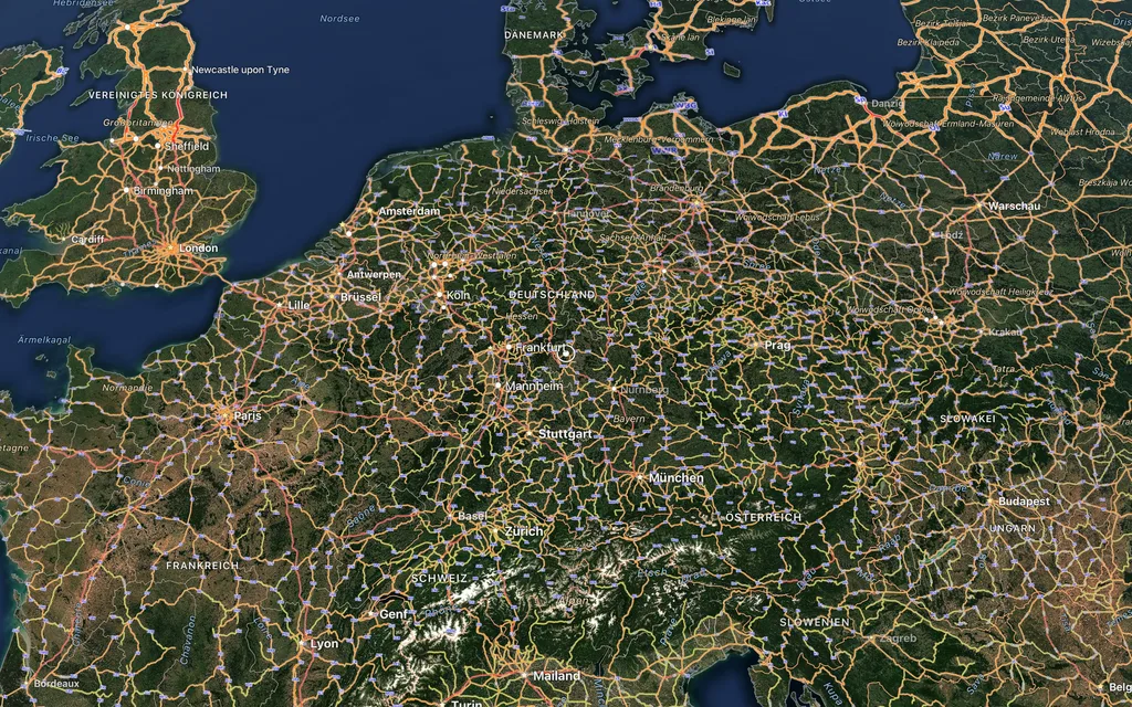 Mitteleuropa mit dem Eisenbahnnetz aus der OpenRailwayMap über dem Satellitenbild