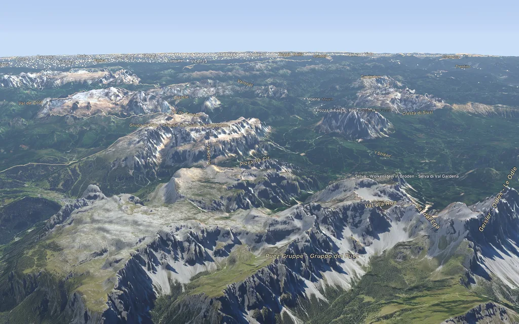 Tiefflug über die Puez-Gruppe in den Dolomiten, Berge und Täler mit Namen bis zum Horizont